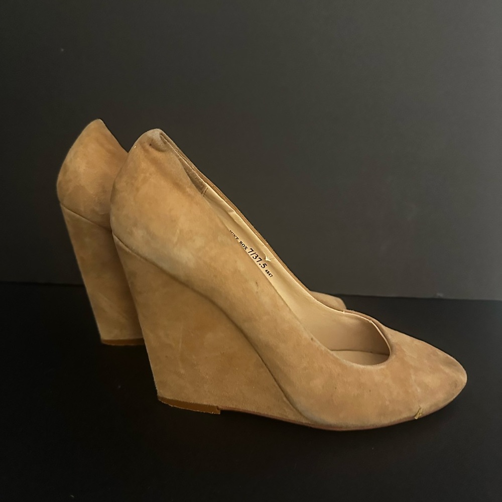 Chinese Laundry Size 7 Suede Wedges, Tan